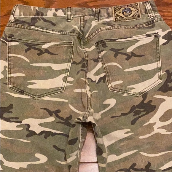 Golden Star Camo Capris - Picture 5 of 8